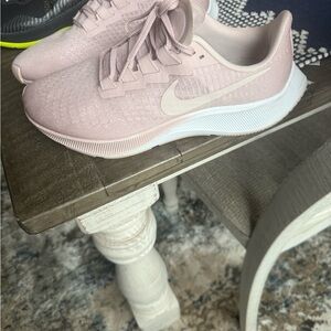 Nike Women's Soft Pink Athletic Shoes